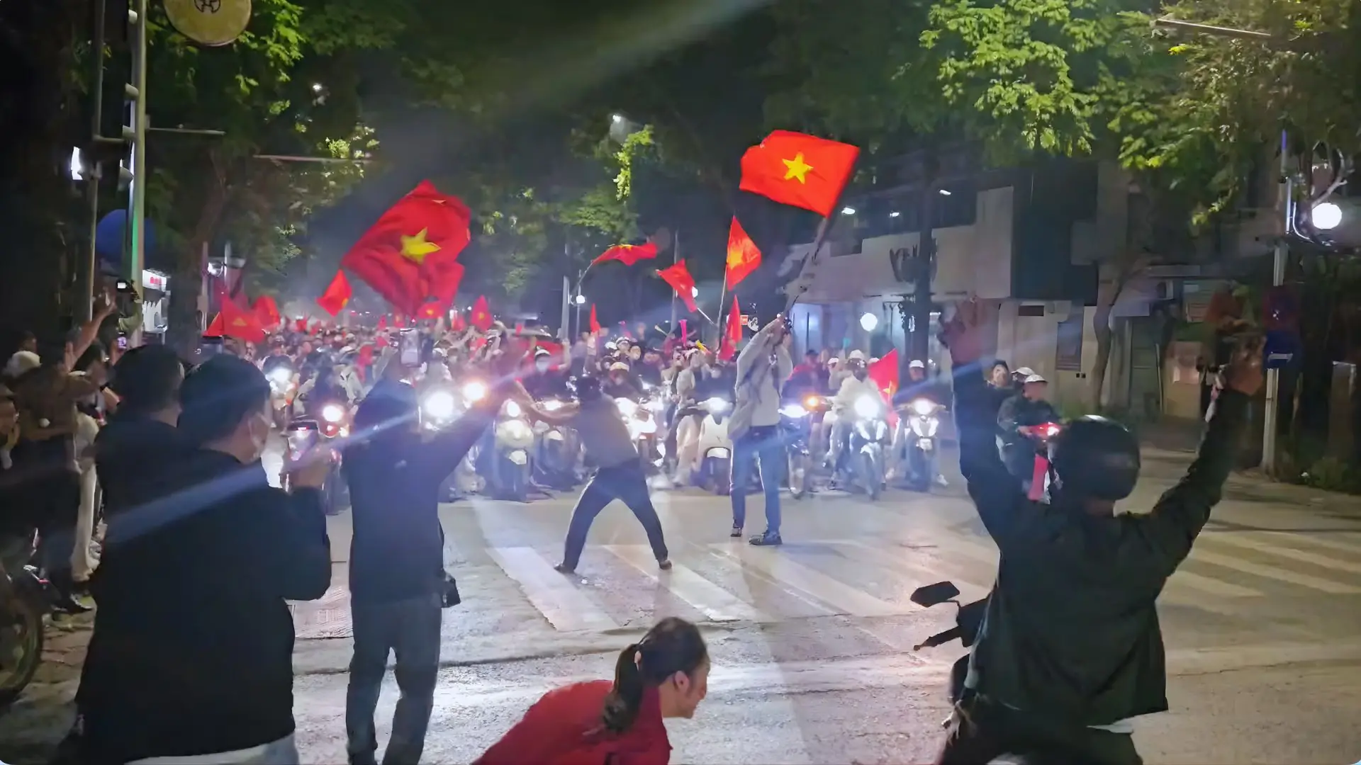 Người dân Hà Nội 'đi bão' ăn mừng U22 Việt Nam vô địch